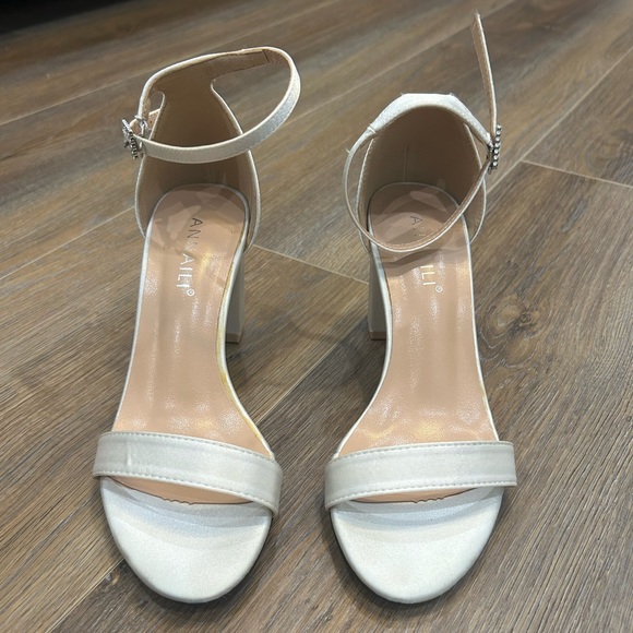 🤩 SALE White Satin Bridal Heels - Picture 4 of 9